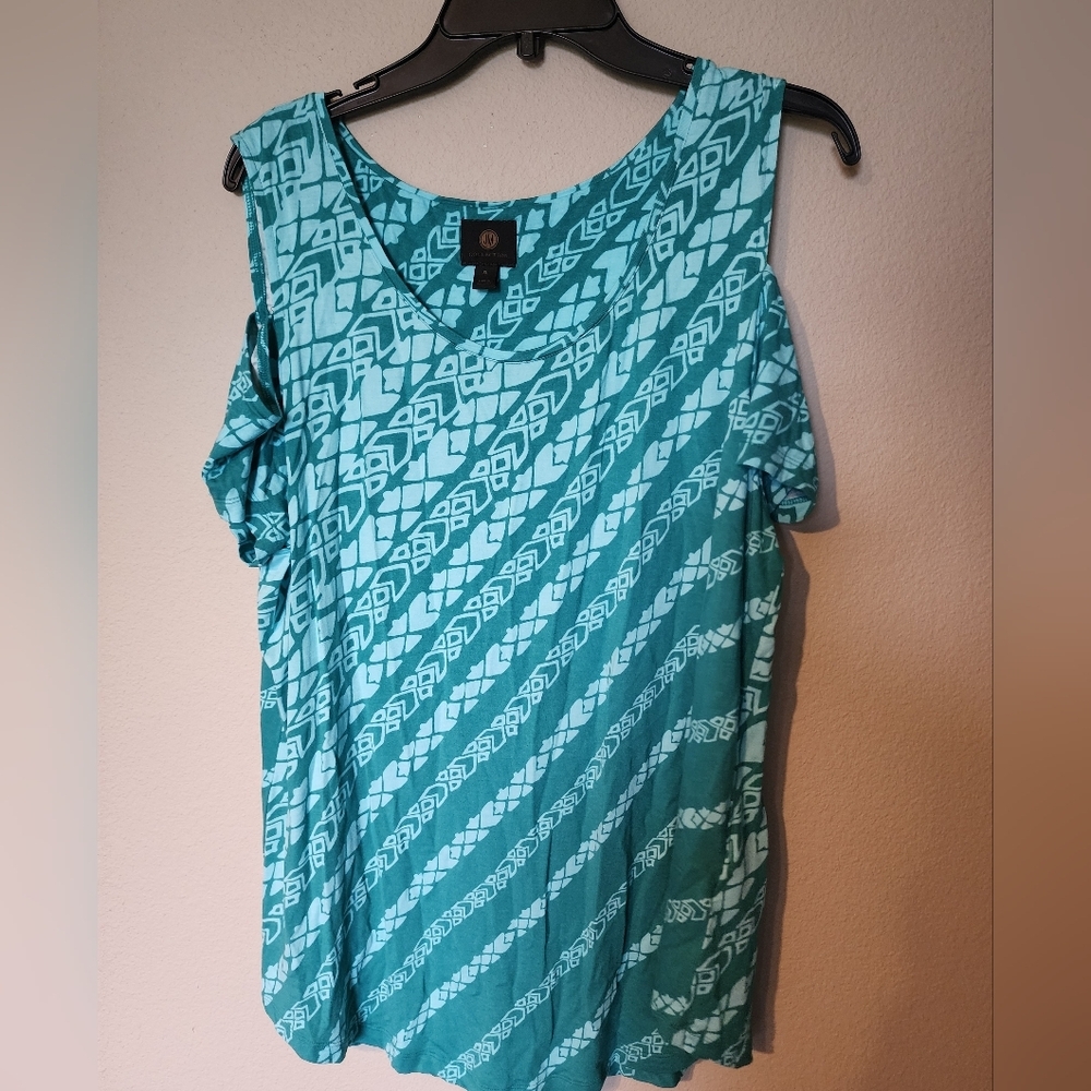 LIKE NEW JM Collection Dissipating Etch Cold-Shoulder Top
